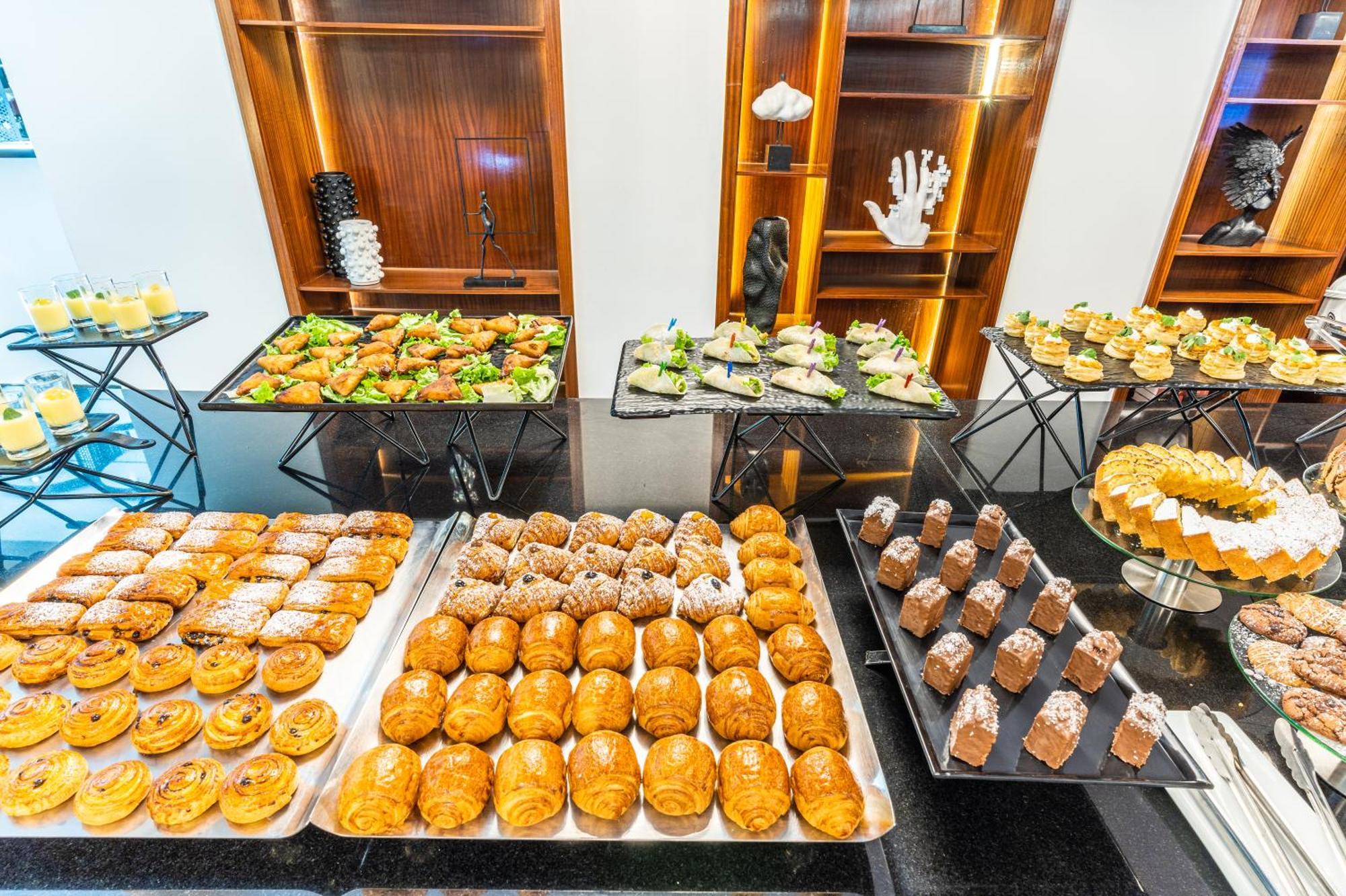 One Hotel Casablanca Exteriör bild A selection of pastries at a buffet