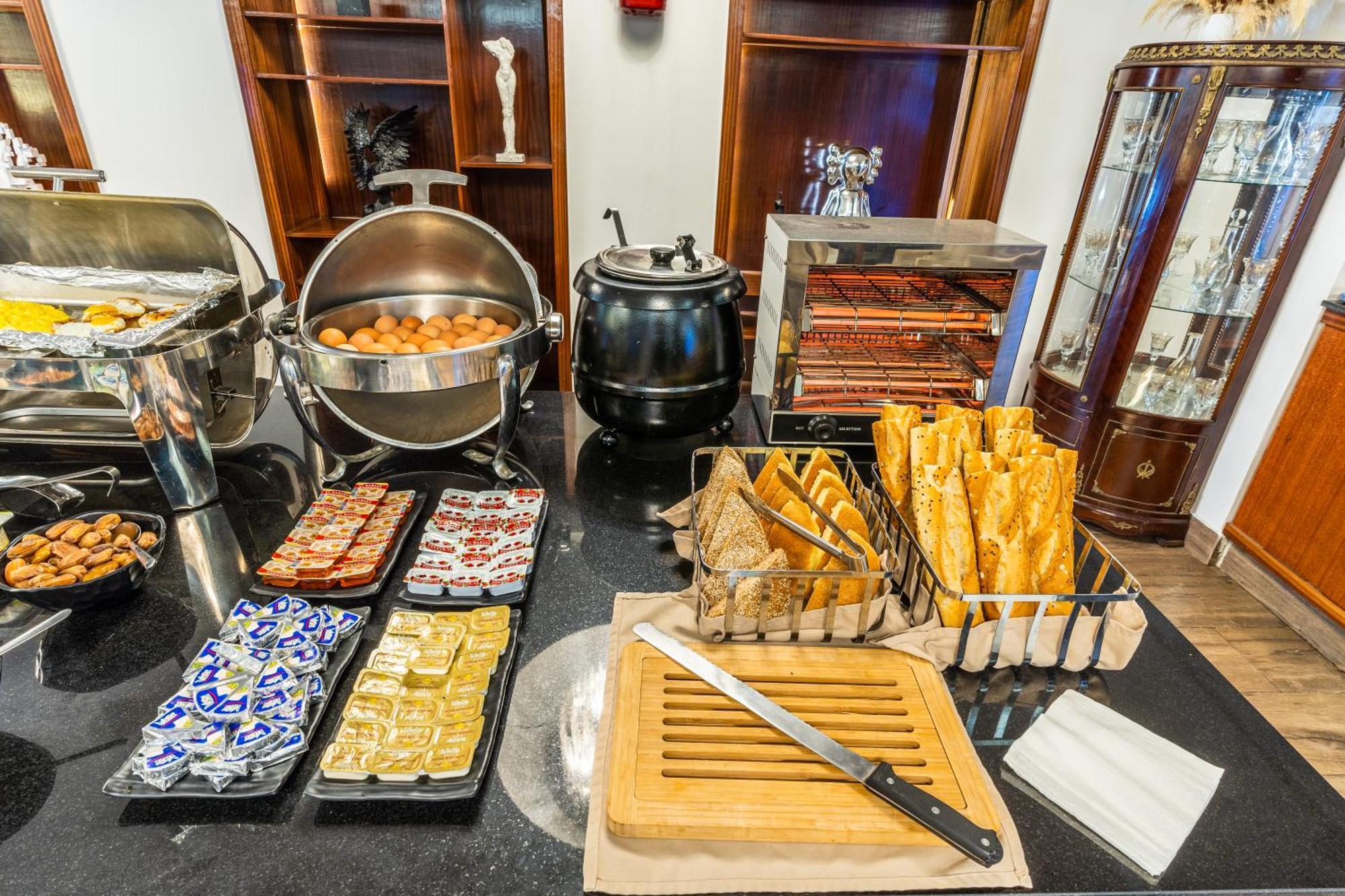 One Hotel Casablanca Exteriör bild A chafing dish (right)