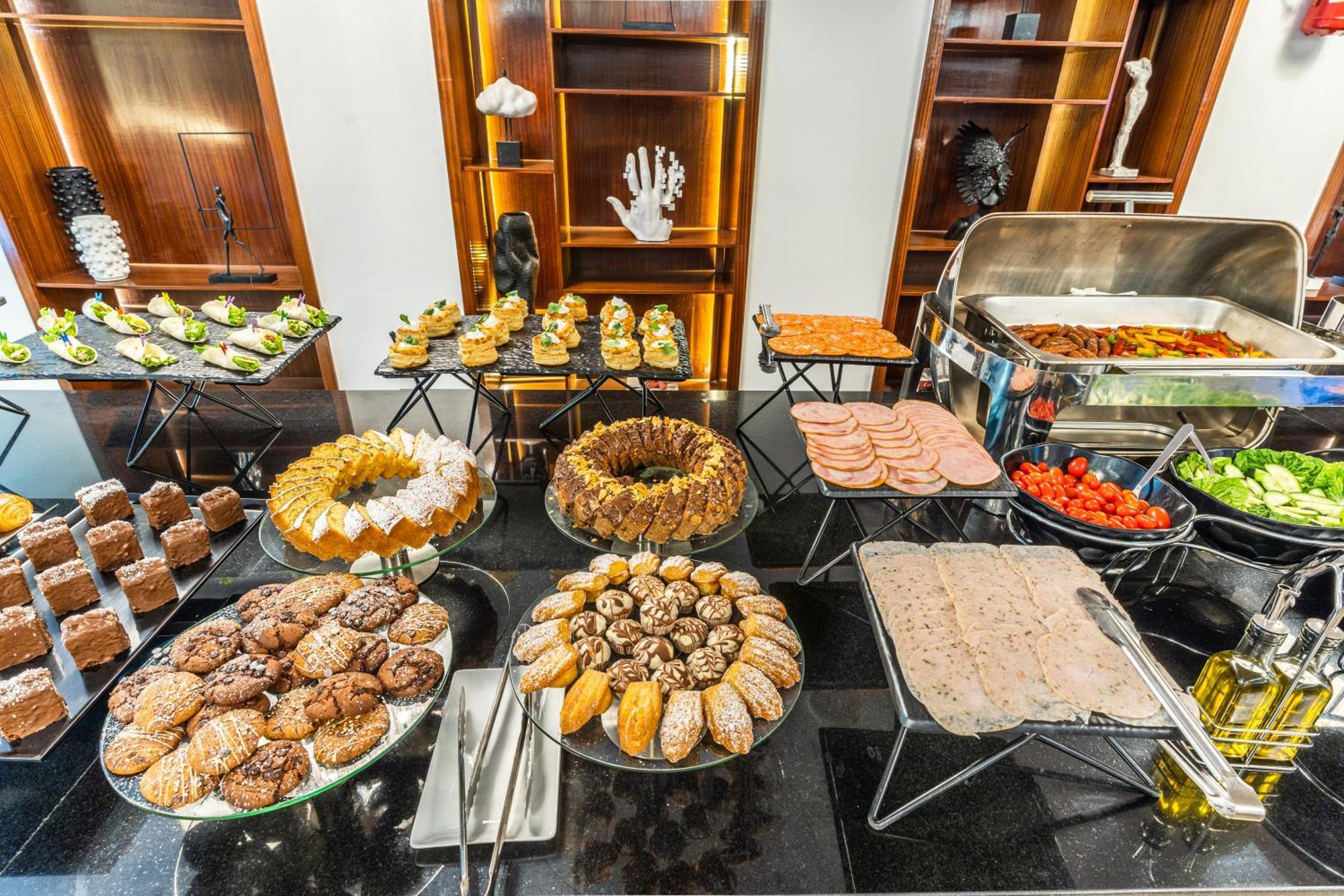 One Hotel Casablanca Exteriör bild A buffet at a hotel