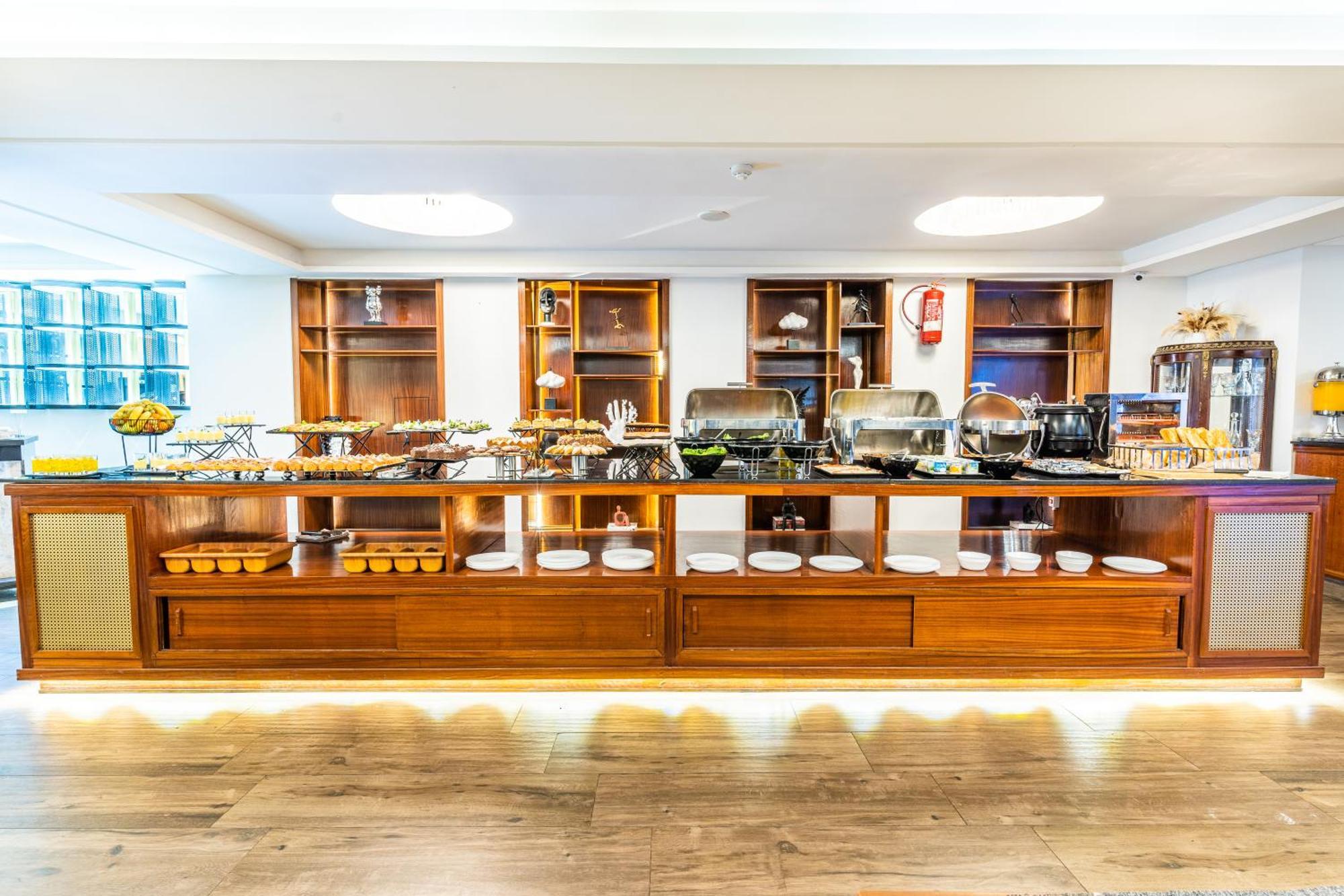 One Hotel Casablanca Exteriör bild The buffet at the lounge
