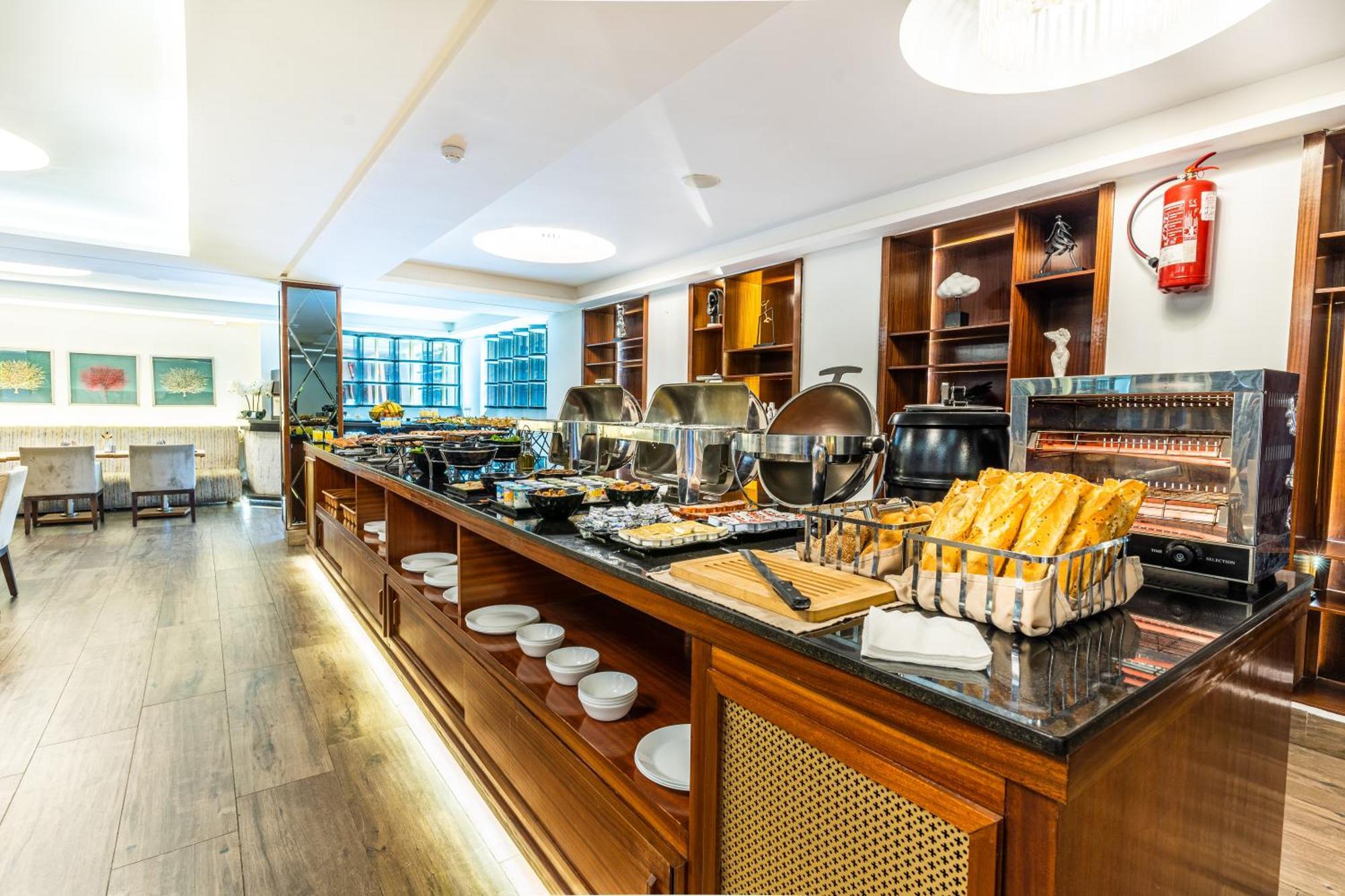 One Hotel Casablanca Exteriör bild The buffet at the lounge