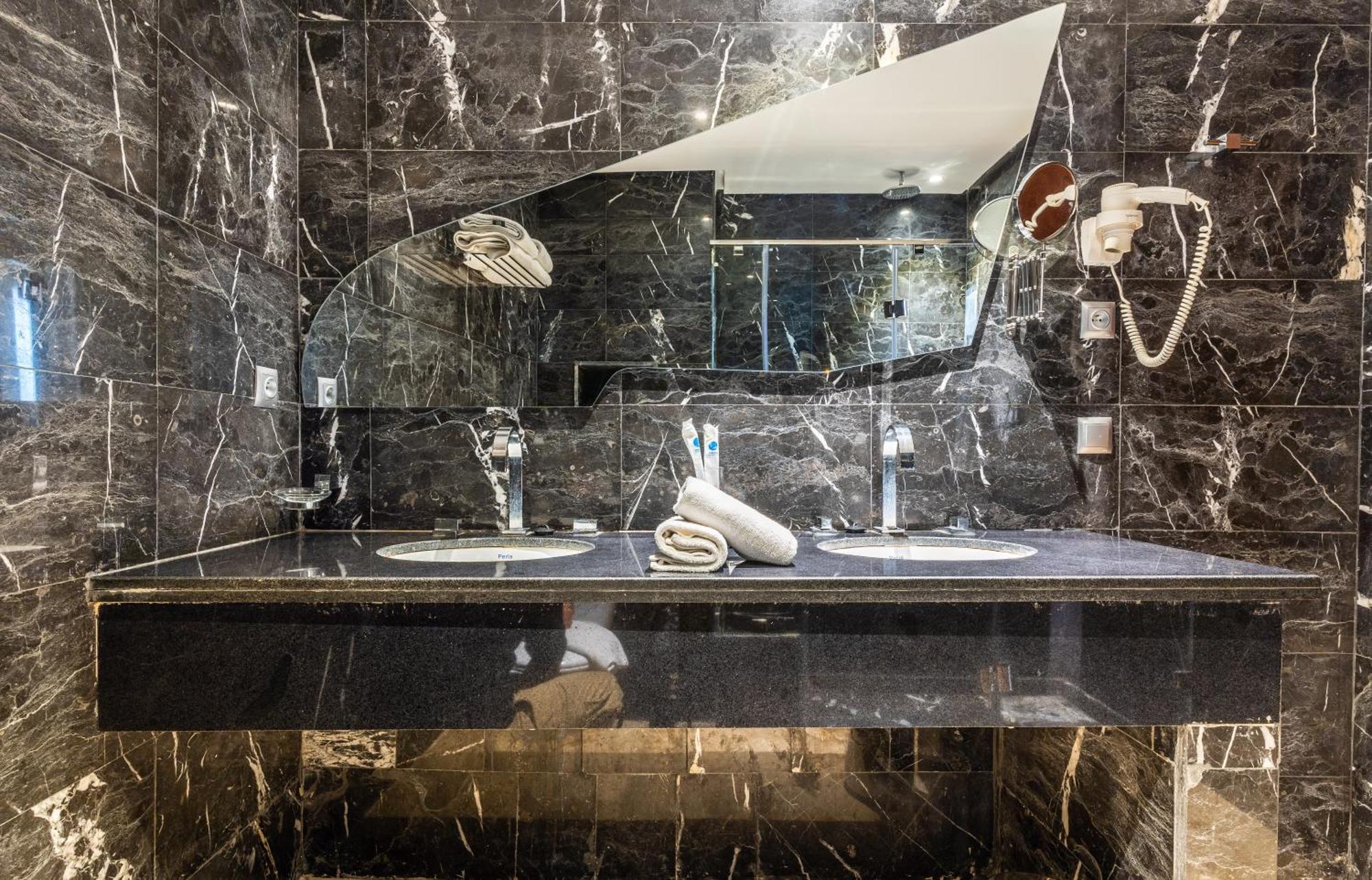 One Hotel Casablanca Exteriör bild Bathroom in a hotel