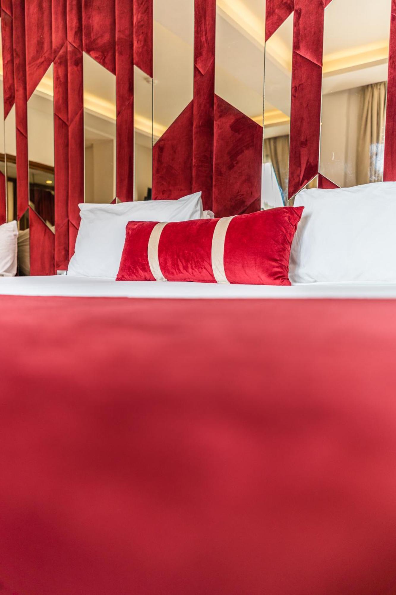 One Hotel Casablanca Exteriör bild A bed with a red bedsheet