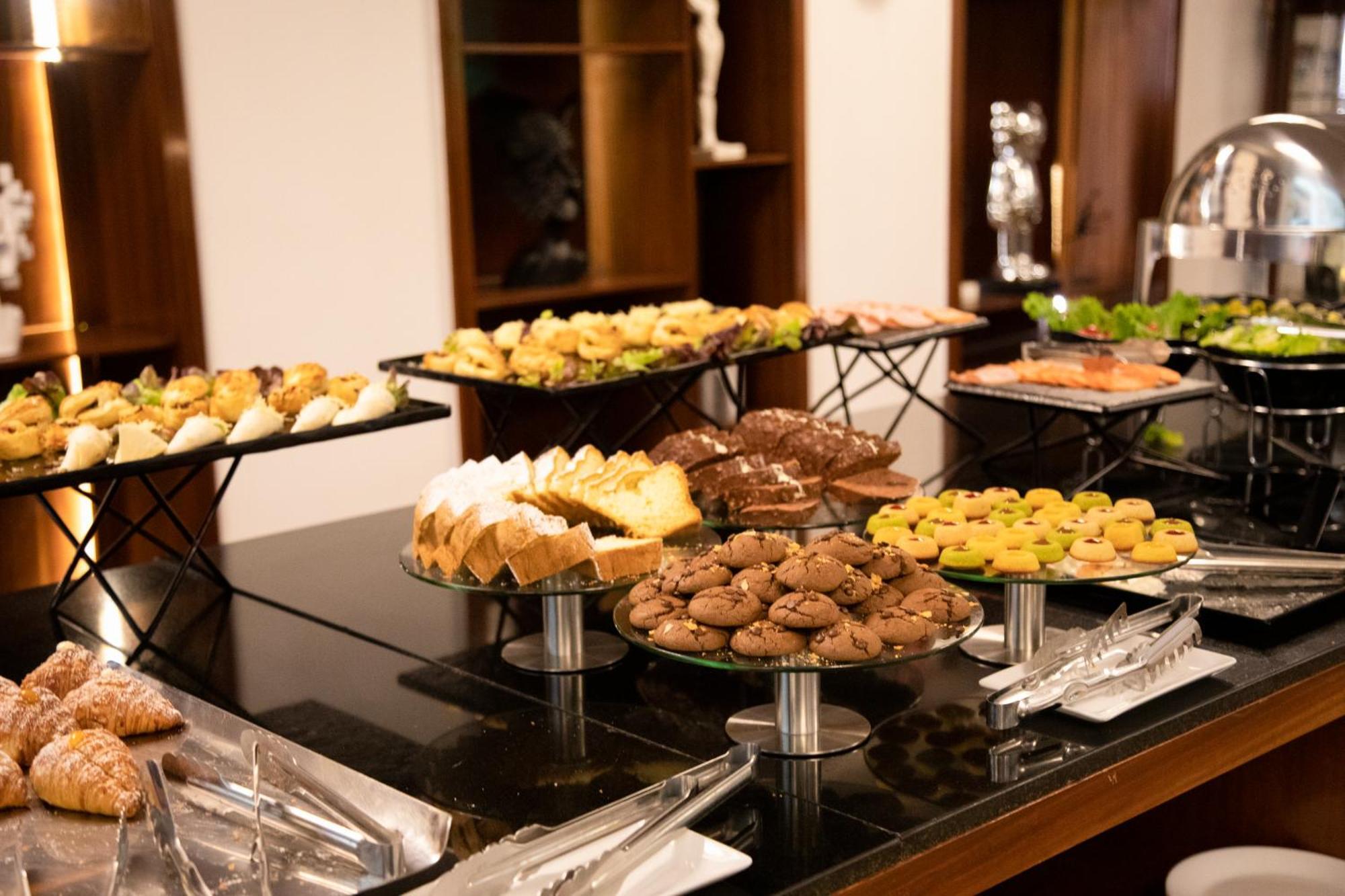 One Hotel Casablanca Exteriör bild A dessert buffet